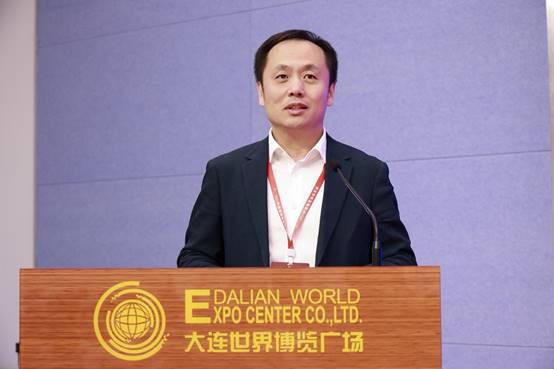 穿着西装笔挺的男子与配字描述已自动生成