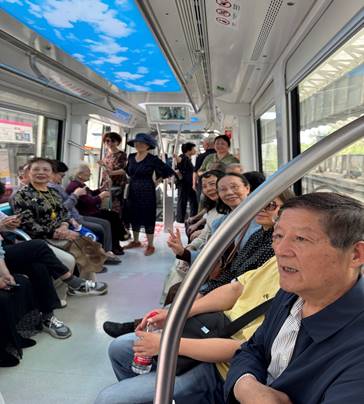 图片包含 人, 室内, 男人, 食物