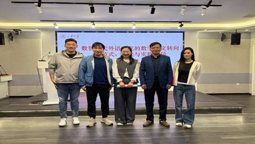 一群人站在室内合影中度可信度描述已自动生成